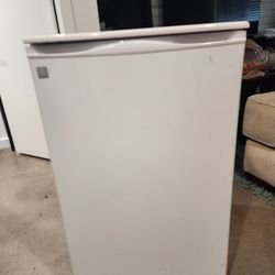 GE Mini Fridge 