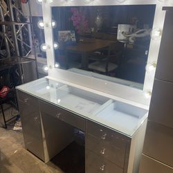 Makeup Vanity With Vanity Chair Included 
