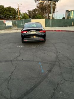 Crisler 200 sedan 2015 pasa smog 141.955 millas placas abril 2027 automático estéreo de pantalla con cámara de reversa bluetooh push start de botón ke