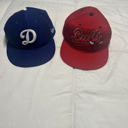 Dos Gorras De Hombre Usadas Pero En Buenas Condiciones Son Sais La Roja One Size Y La  Azul Es Sais 7/5 Las Dos X 25 