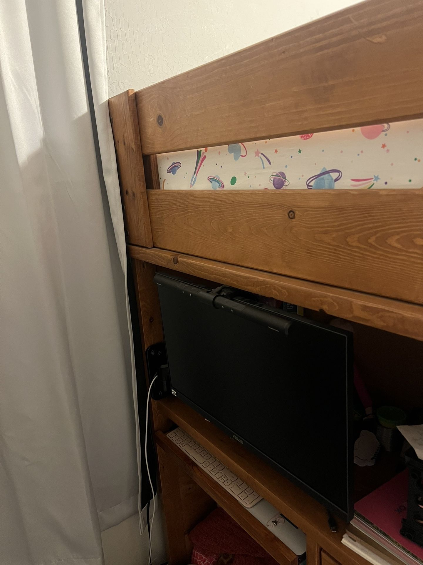 Solid Wood Twin Loft loft Bed W/Desk And Drawers $50