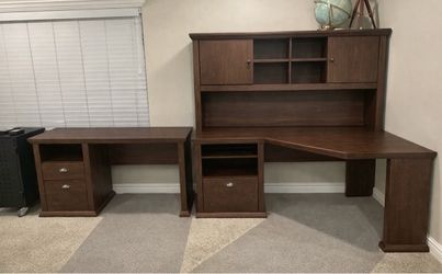 Office Desk with Hutch