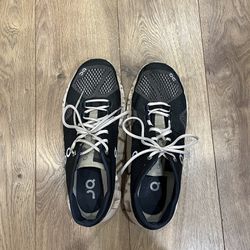 Women’s ON Sneaker Size 8.5