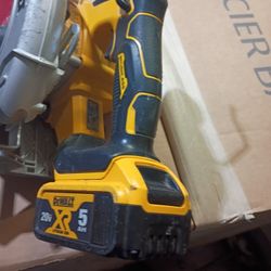 Serrucho DeWalt Brushless XR De 6 1/2 Con Pila 5AH