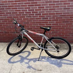 Huffy Escalate Hardtail Mountain Trail Bike – 26″ Wheel/18 inch Frame Gloss Nickel