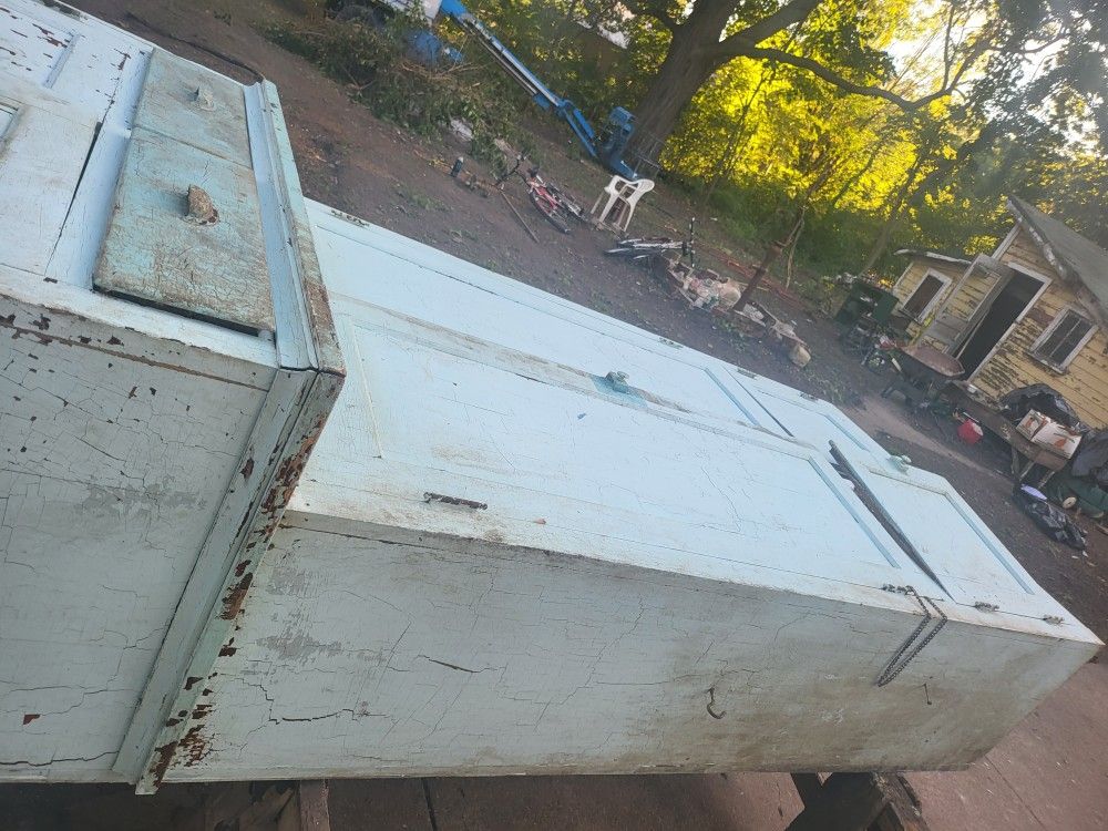 Vintage Cabinet Collectibles & Art