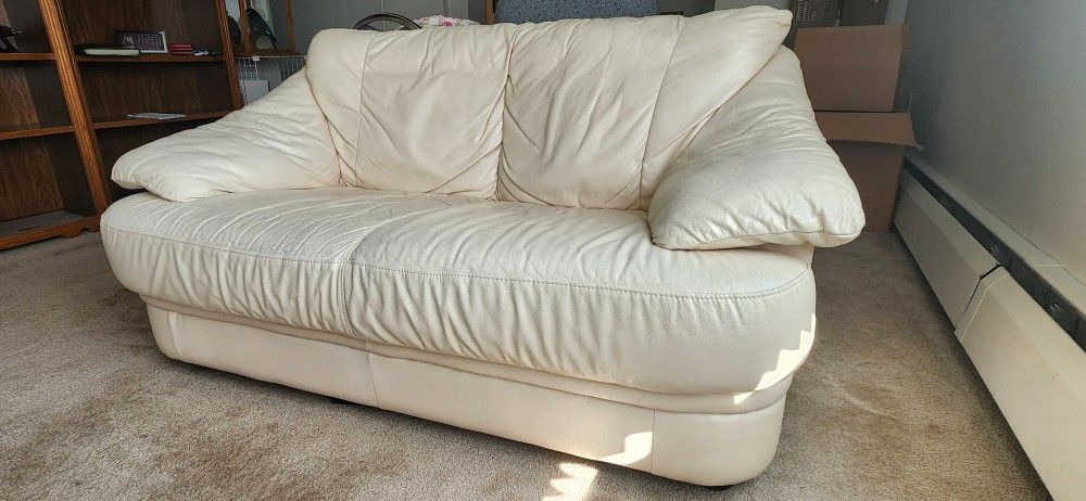 Cream Leather Loveseat – Comfortable & Stylish