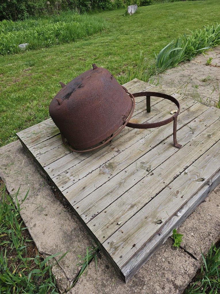 Butcher Kettle with Crack