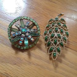 Vitage jewelry.  Classic Brooches.  