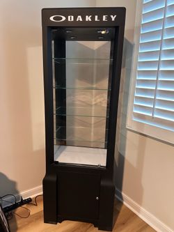 Oakley metal displayt case