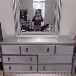 Used Sofia Vergara Paris Dresser Set