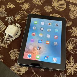 IPAD 64gb the charger and the leather case included