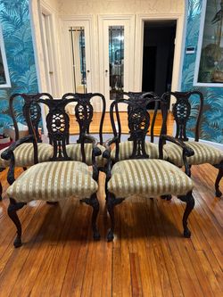 Set of 6 Chippendale-style armchair with a carved ribbon-like back splat and ball-and-claw feet.