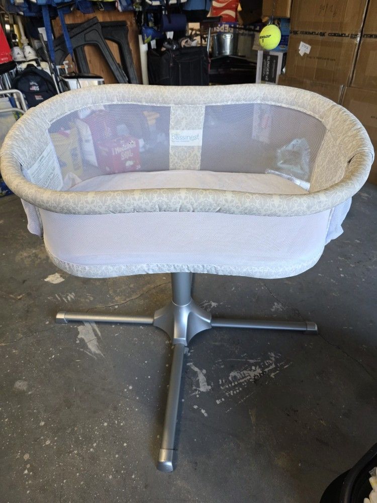 Halo Bassinet Plays Music Vibrates