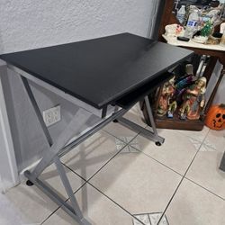 Desk (Like New,  Como Nuevo)
