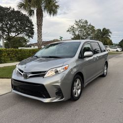 2018 TOYOTA SIENNA LE 