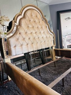 BEAUTIFUL CAL KING TUFTED BED FRAME ( SANCTUARY BY HOOKER FURNITURE ) FREE DELIVERY 🚚 FIRST FLOOR ( GOOD CONDITION 👌🏻🥰 )