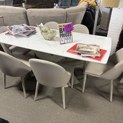 Stunning Dining set! Easy financing! ❤️✅🙏 floor model!