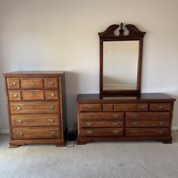 Set of 2 Bedroom Dresser, 7 Drawer Mirror Dresser and 5 Drawer Chest Dresser Very Good Condition 