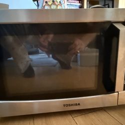 Toshiba 1.2 Cu Ft Stainless Microwave – Works – Glass Plate Chip