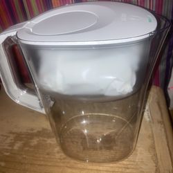 NEW BRITA WATER PITCHER WITH 2 FILTERS 