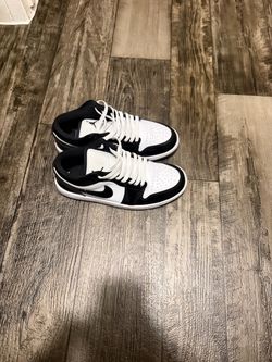 NIKE AIR JORDAN 1s size 8