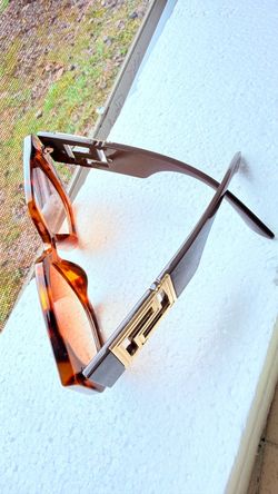 Stylish Fashion Sunglasses for Women – Trendy Everyday Eyewear D