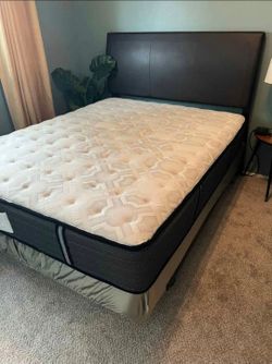 like New Full Size Sealy Posturpedic Luxury Mattress