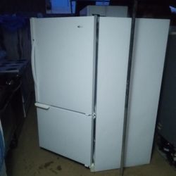 REFRIGERATOR AMANA BOTTOM FREEZER WHITE ON WHITE WORKING EXCELLENT EXCELLENT CONDITION WE HAVE IT PLUG IN RUNNING WORKING EXCELLENT NICE COLD 🥶❄️🥶❄️