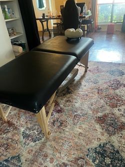 Hands up Comfort Portable Extra Wide and Thick Leather Padded Massage Table