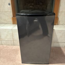 New Midea Mini Fridge