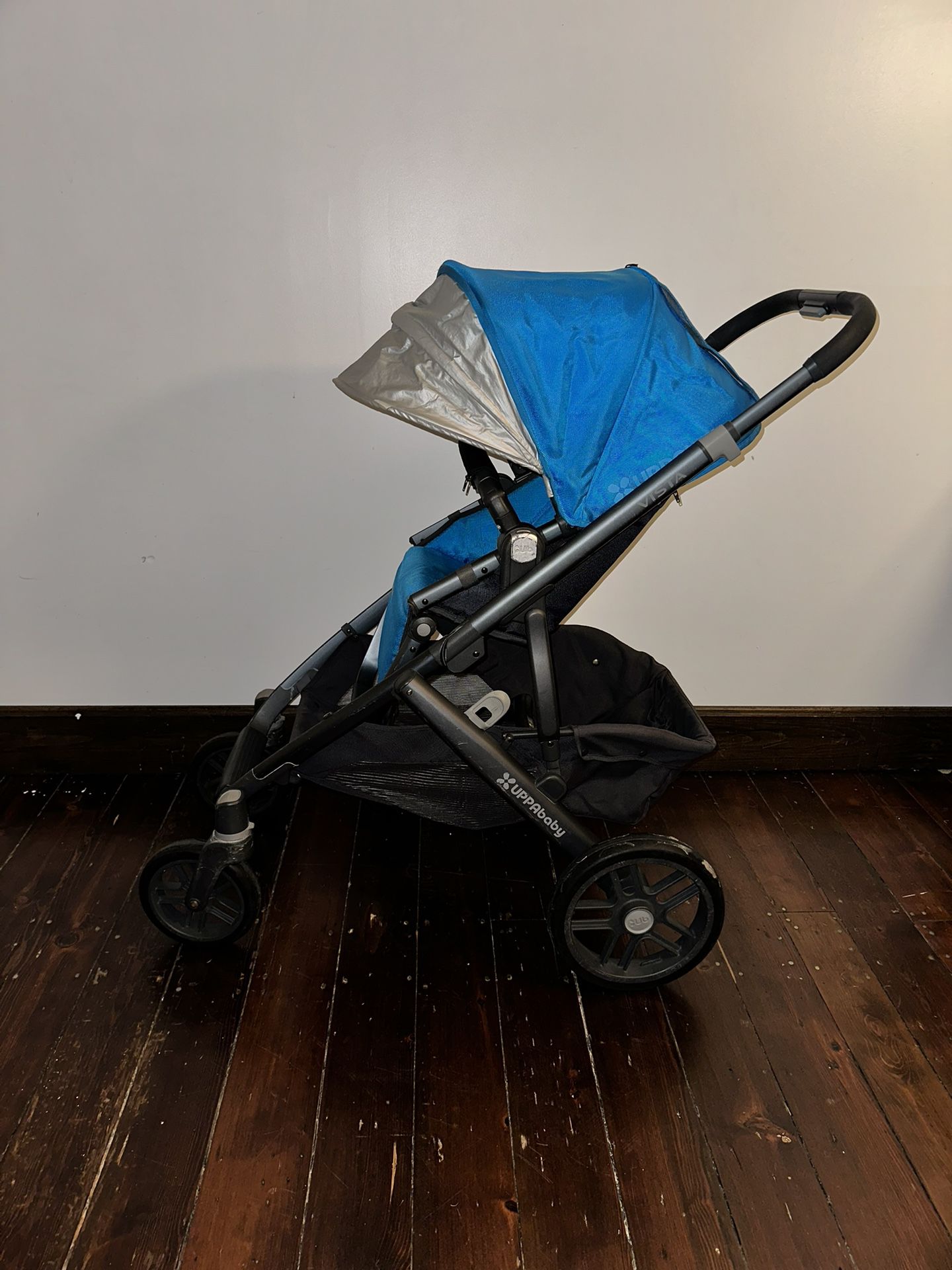 UPPAbaby Vista Stroller   Please view photos to see details and damages All material can be removed and washed by machine