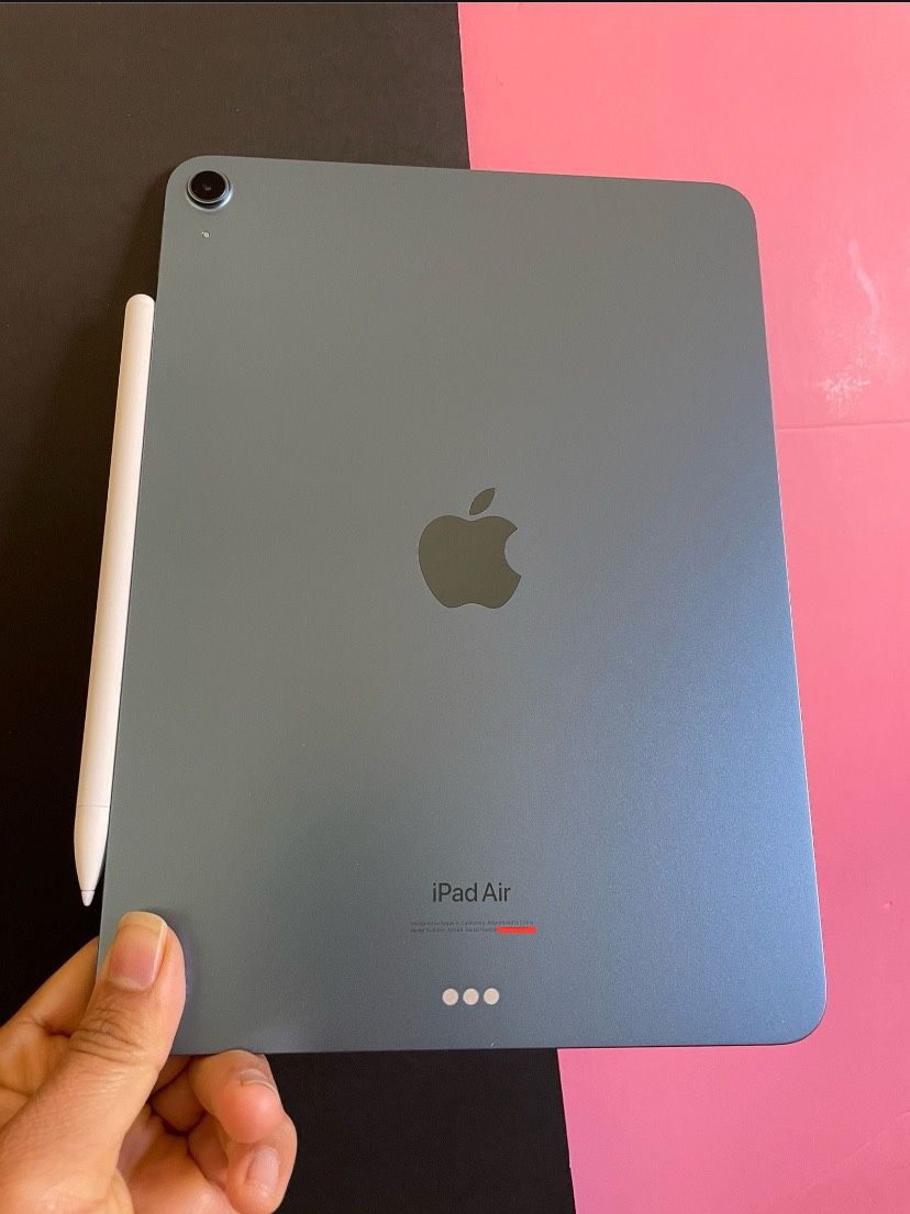 Apple IPad Air 5th Generation (10.9” Liquid Retina/ M1 chip / 2022 Model) 64GB with pen, keyboard case & Accessories (256gb $579)