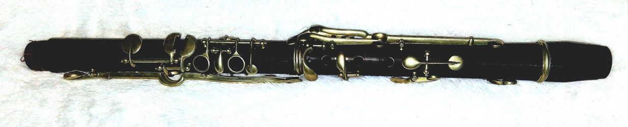 Unidentified clarinet "vintage" (albert)?