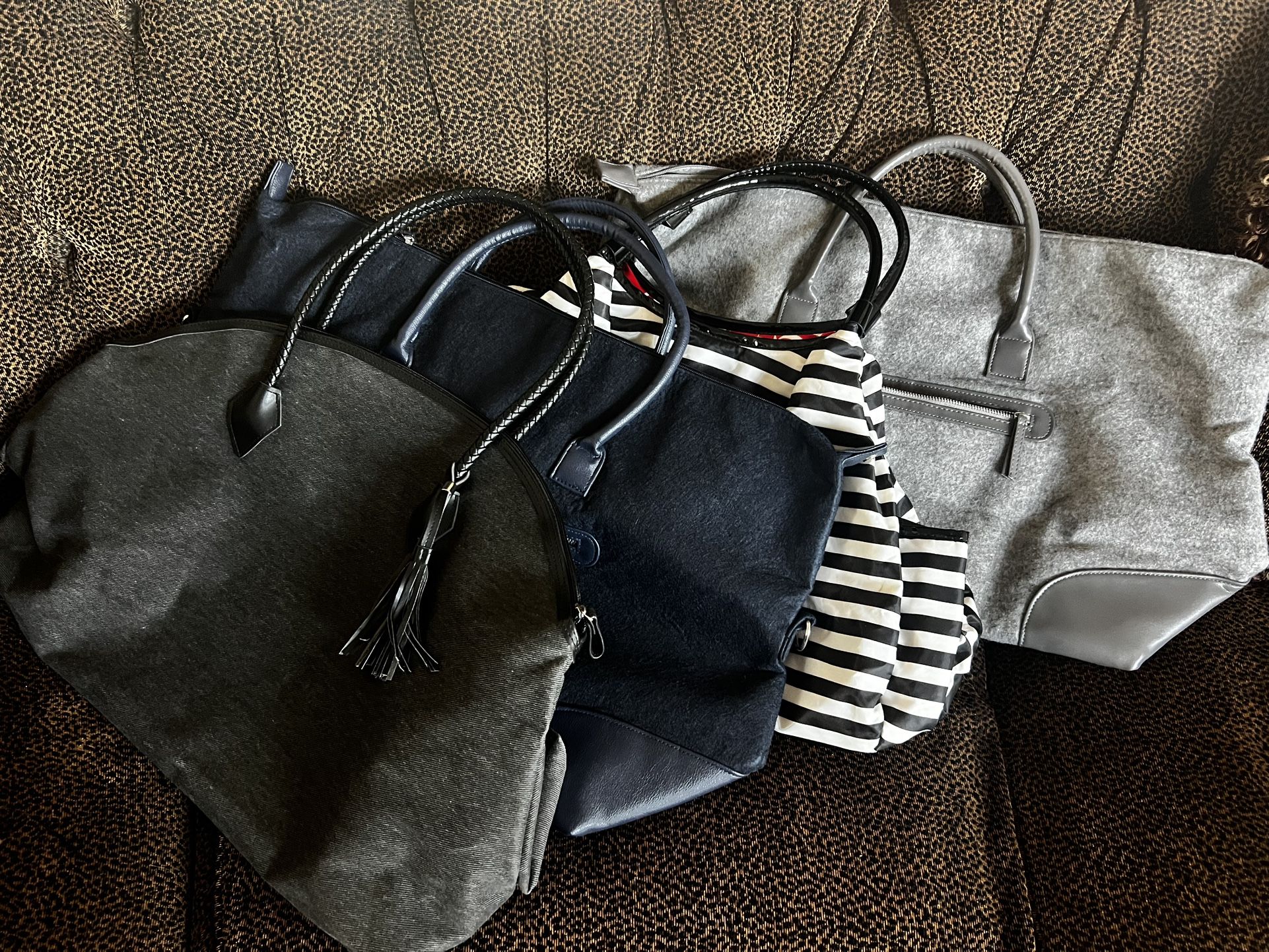 Bundle of (4), Overnight/Weekender Bags