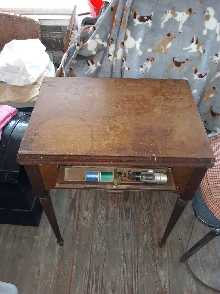 Antique Singer Sewing Table With Machine for Sale in Houston, TX - OfferUp