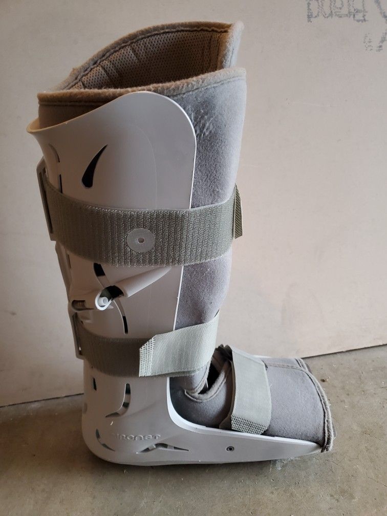 Air Cast Boot. Unsure of size.