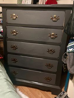 Title: Vintage Traditional  Large 5-Drawer Chest & Nightstand