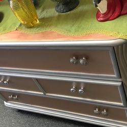 Dresser .//tv Console