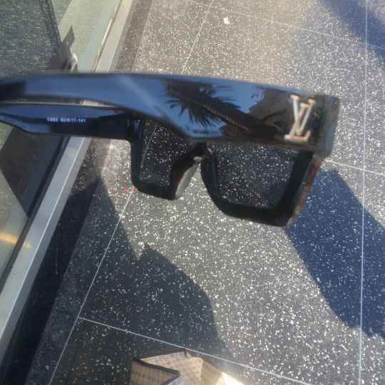 Louis Vuitton Cyclone Sunglasses for Sale in Los Angeles, CA - OfferUp