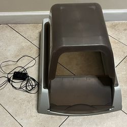 Get The PetSafe ScoopFree Self Cleaning Cat Litter-box w/Lid $175/obo For Your Fur-baby!