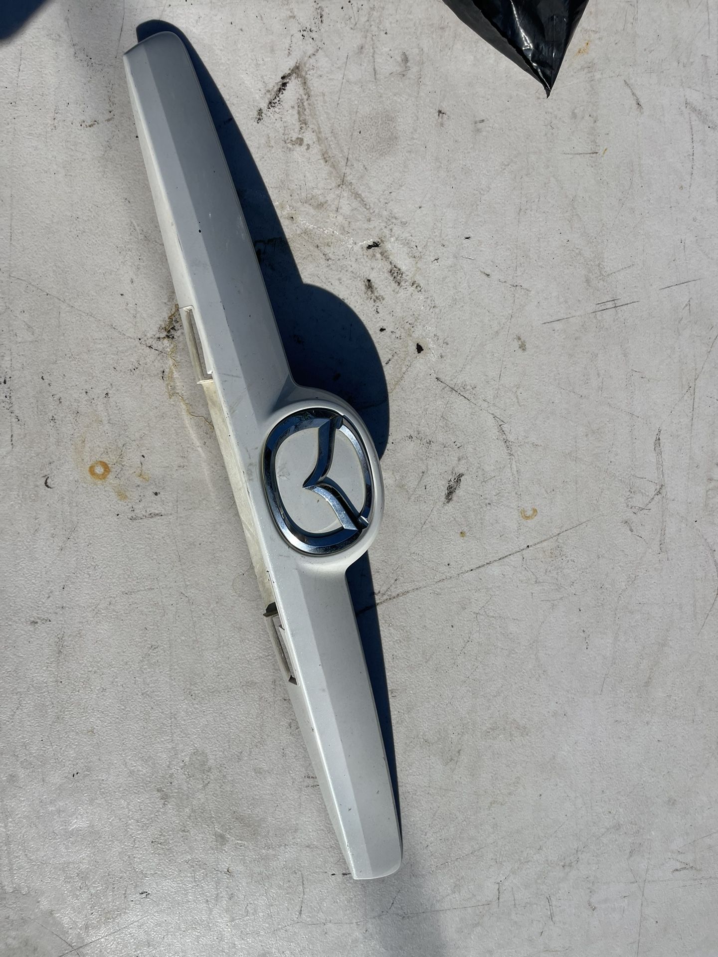 2011 MAZDA 6 SEDAN - TRUNK LID TRIM WITH EMBLEM	