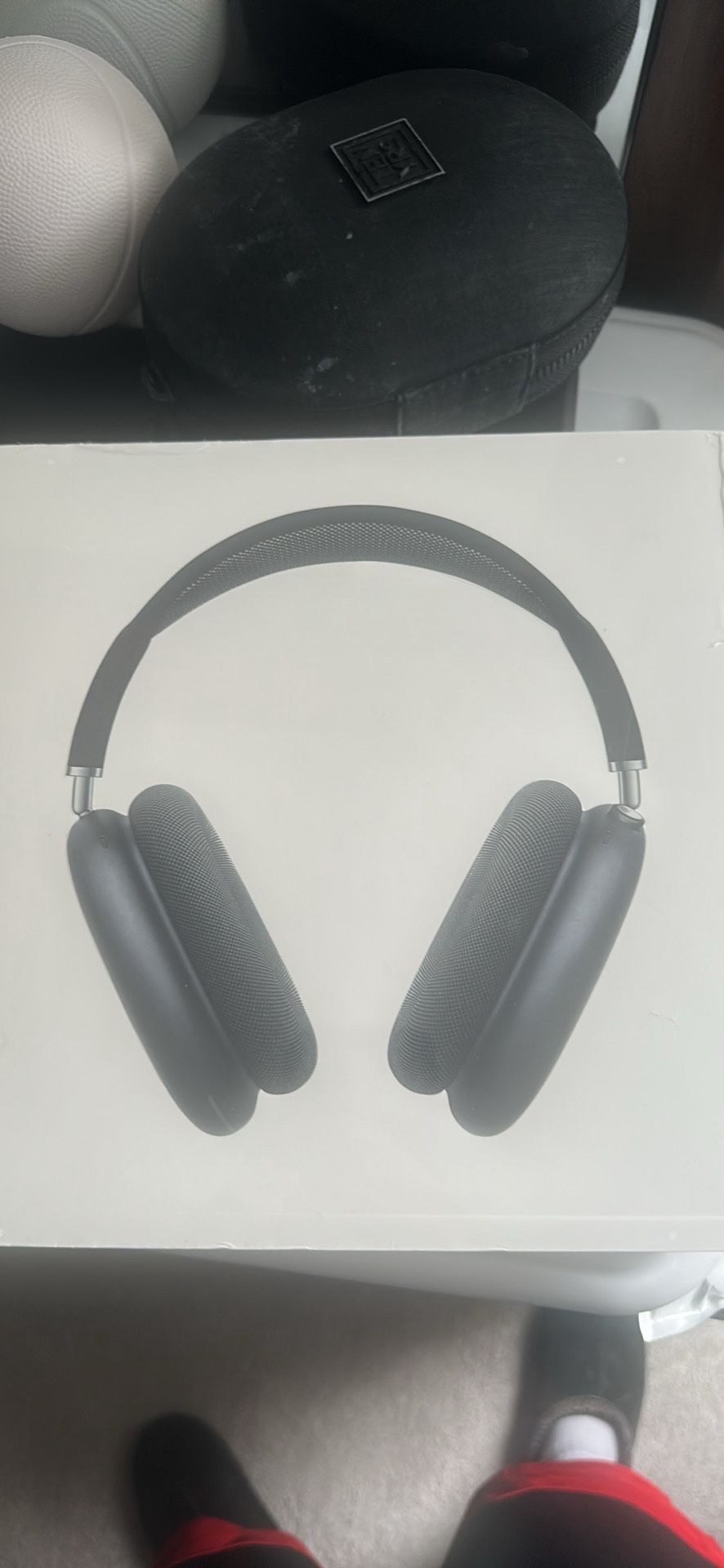 Black airpod maxes