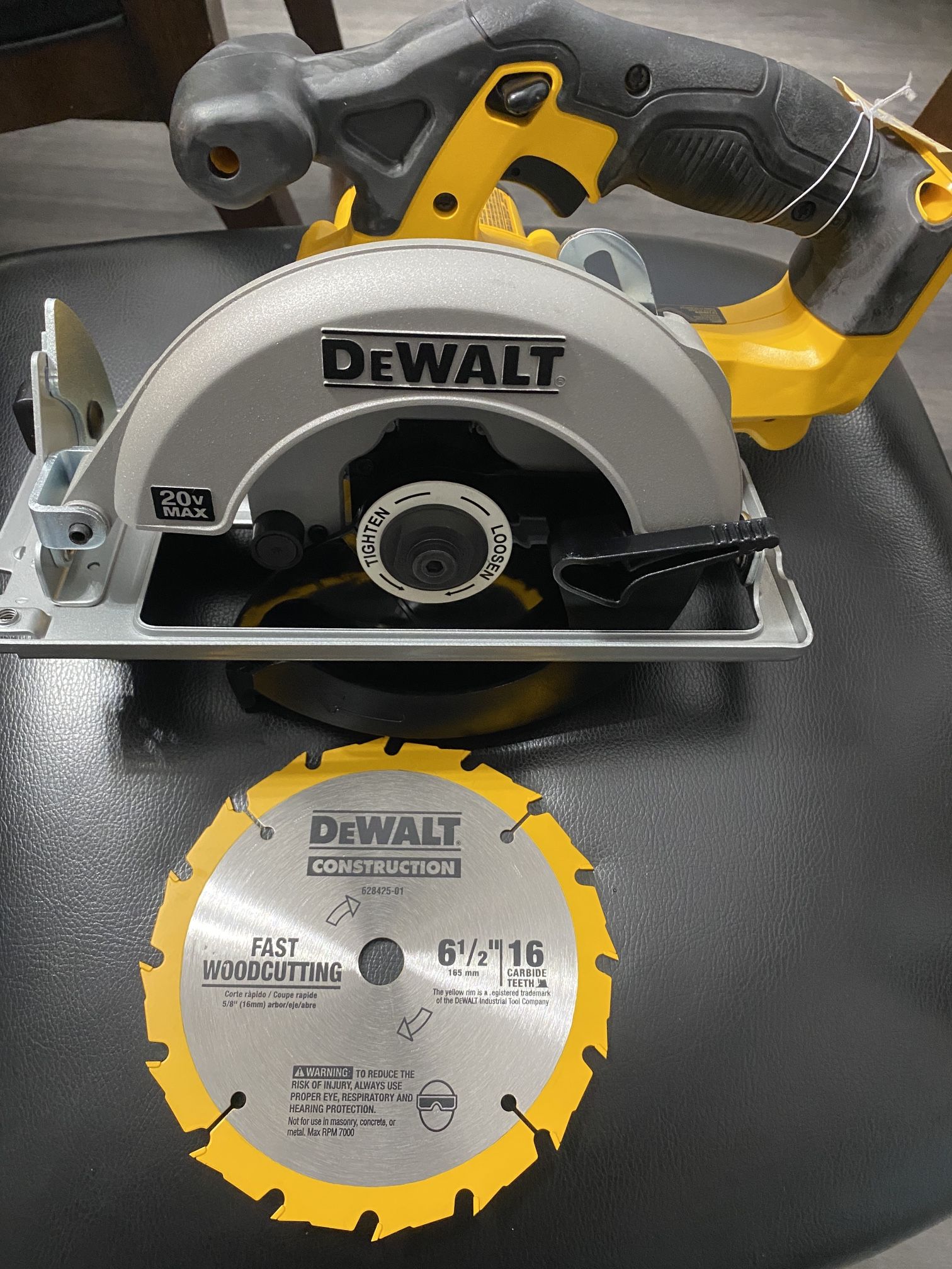 DEWALT 20V MAX CIRCULAR SAW 6-1/2 NEW BLADE INCLUDED HEAVY DUTY TOOL ONLY $100 FIRM NEW