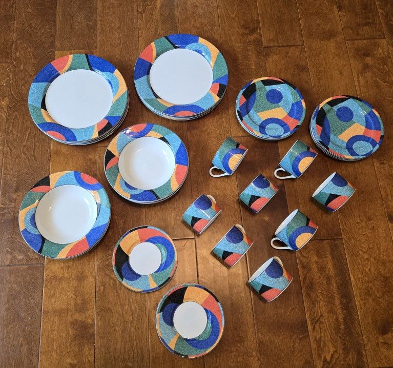 VINTAGE 1990s 40 PIECE DINNERWARE SET FOR 8 PEOPLE