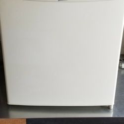 Refridgerattor  :  ( mini Fridge  ) 