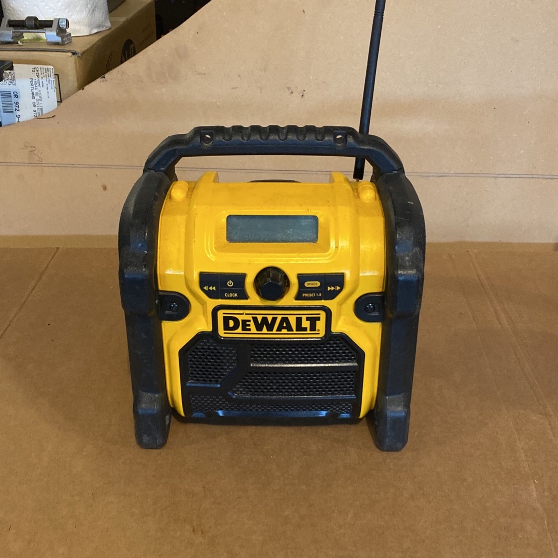 DeWalt DCR018 Radio/Aux Input, USB & Dewalt Battery Charger