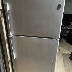 GE WHITE REFRIGERATOR 