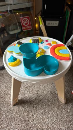 Baby pull up table