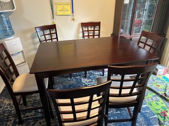 Table and chairs, very nice condition